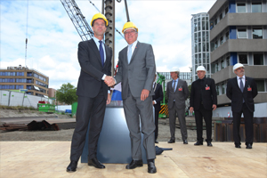 Eerste steen van een van de grootste bouwprojecten in Nederland